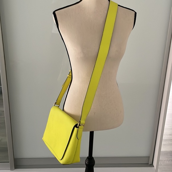 Women's Small Burberry Crossbody Bag In Neon Yellow Grained Calfskin - Picture 9 of 14
